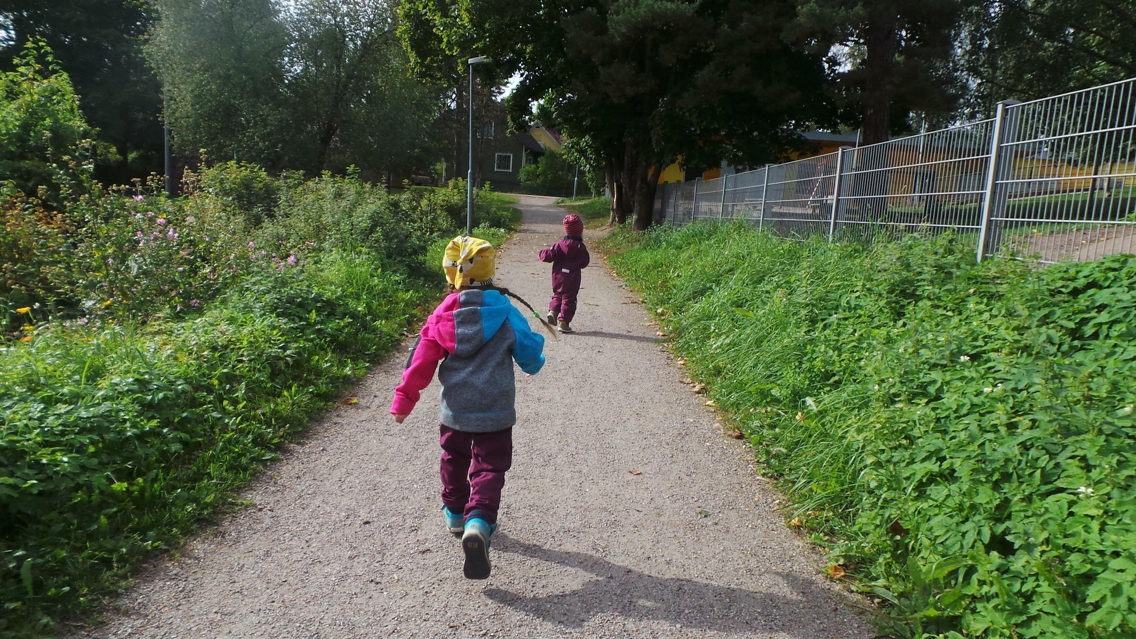 reima juoksevat lapset